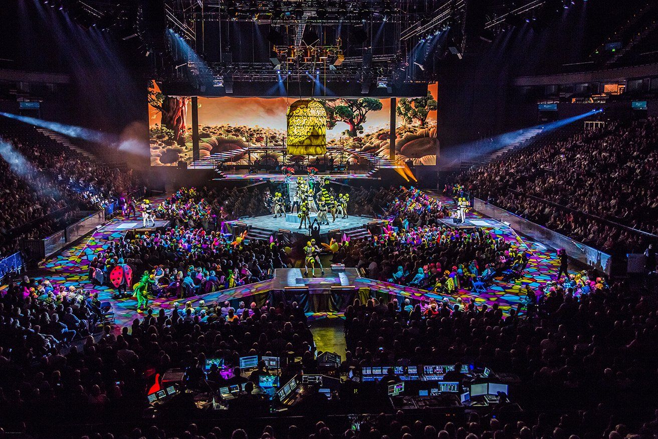 Blick in die fantastisch erleuchtete Veranstaltungshalle mit verschiedenen Bühnen - Action überall!