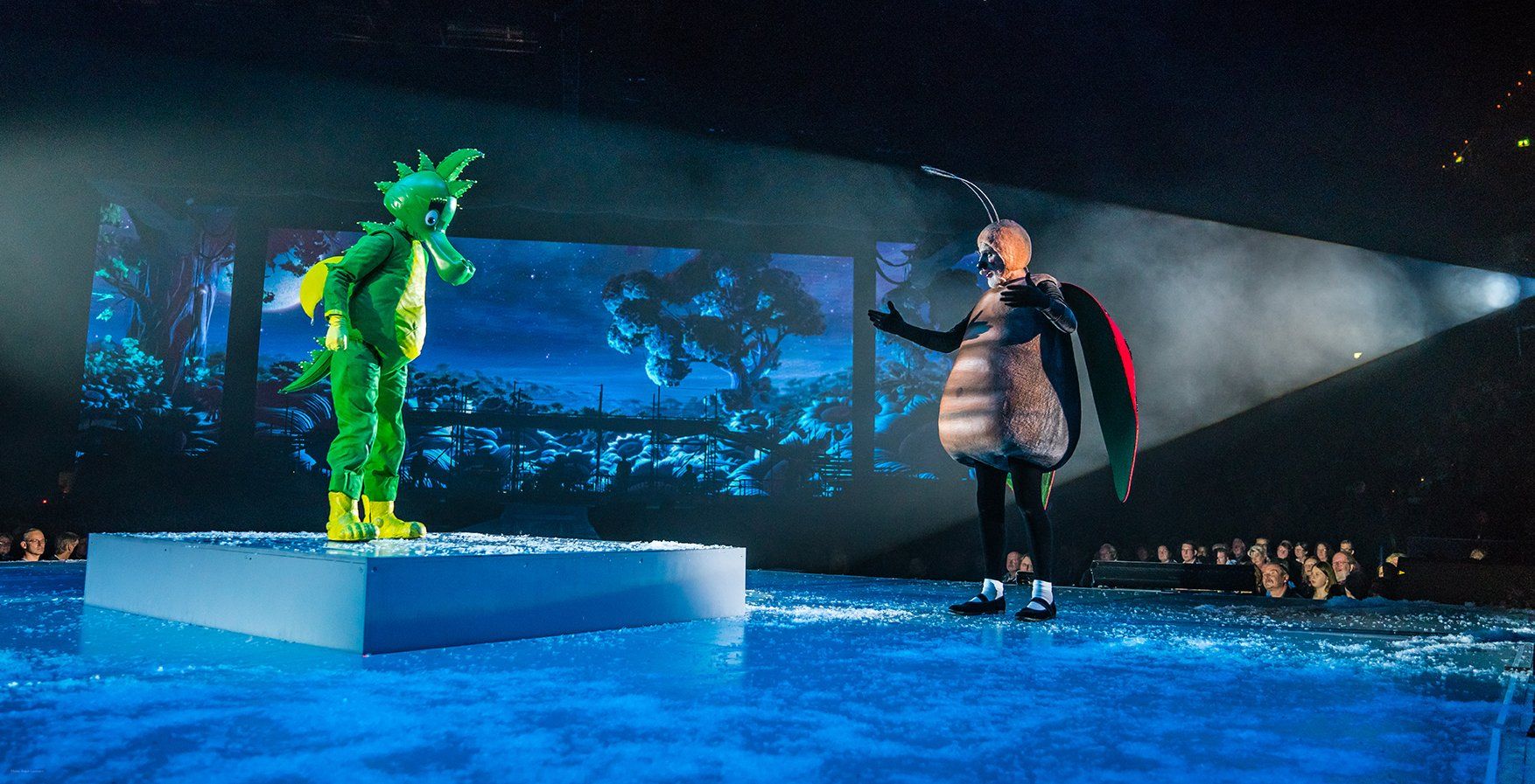 Ein großer Marienkäfer spricht mit dem Drachen Tabaluga