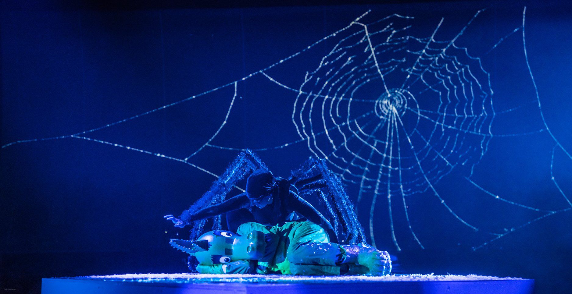 Der Drache Tabaluga und eine Spinne unter dem Spinnennetz