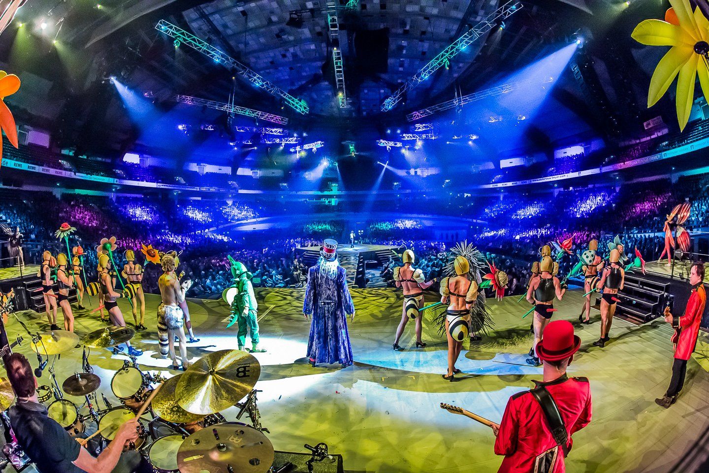 Szene aus Tabaluga: Spiel mit der Zeit, Bühne mit Darstellern von hinten