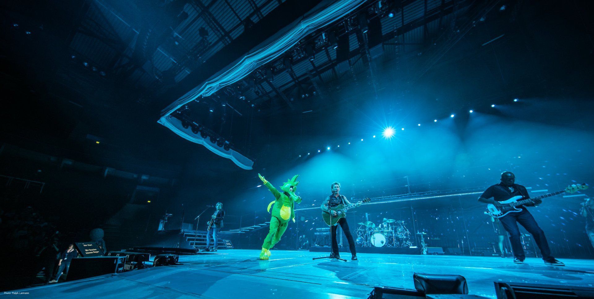 Tabaluga und Peter Maffay singend auf der Bühne