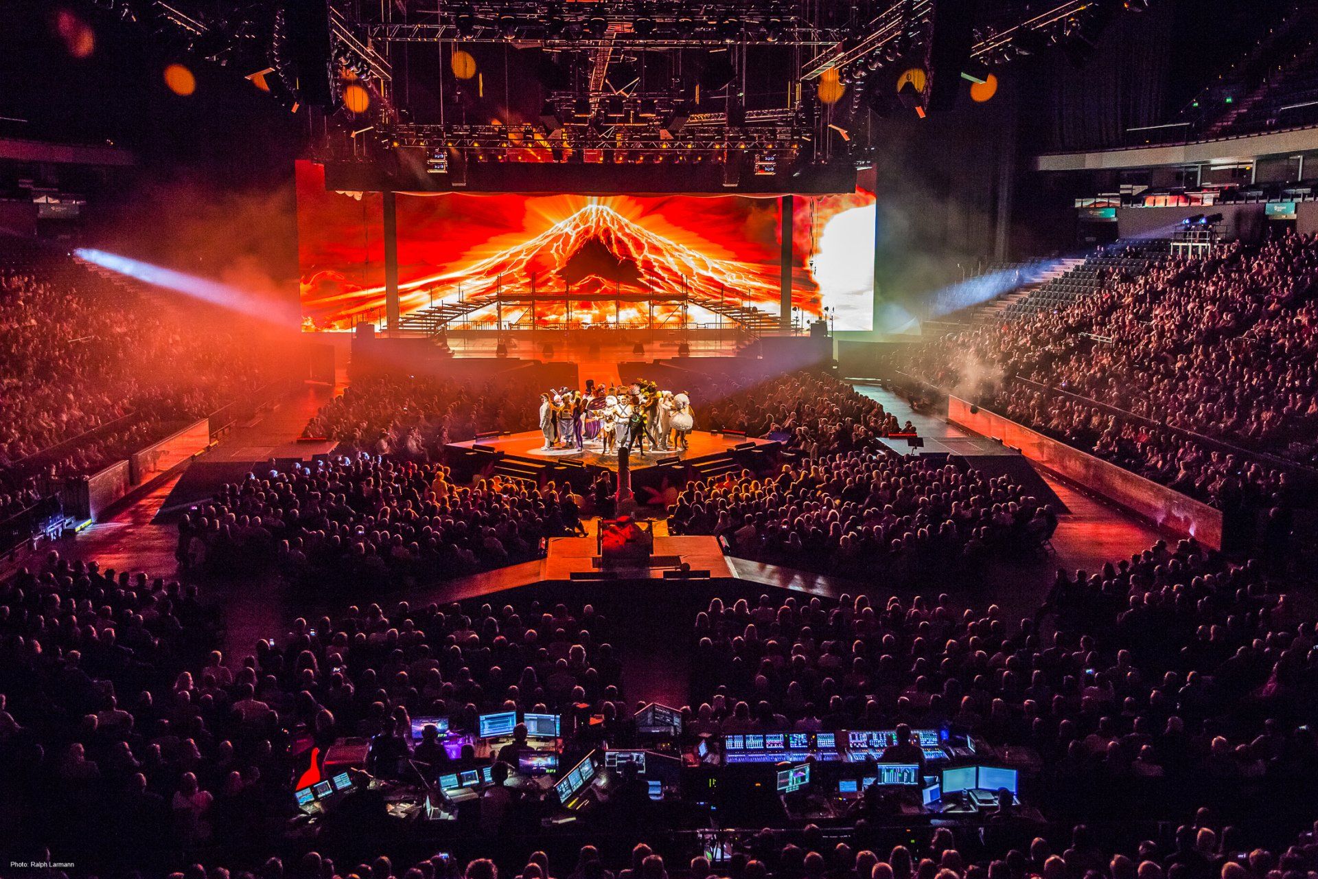 Fabelhafte Lichteffekt in der riesigen Veranstaltungshalle mit mehreren Bühnen