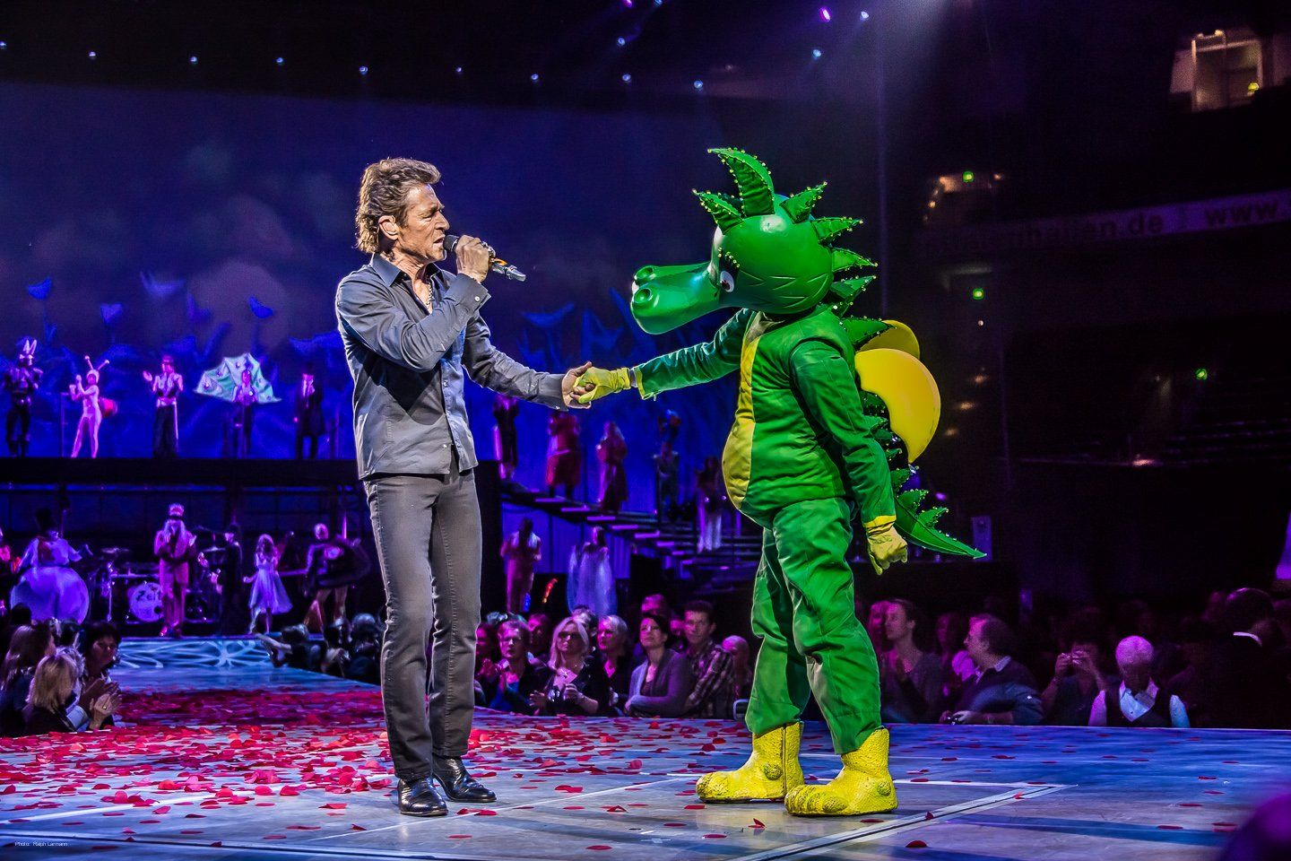 Peter Maffay begrüßt den Drachen Tabaluga