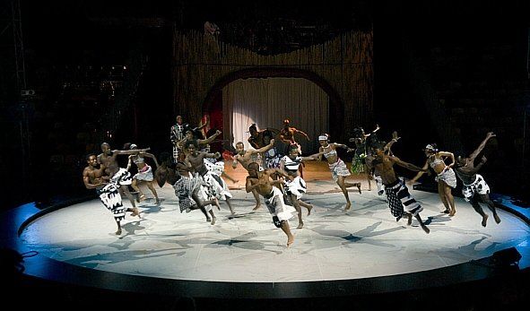 Tanzende Menschen auf der Bühne