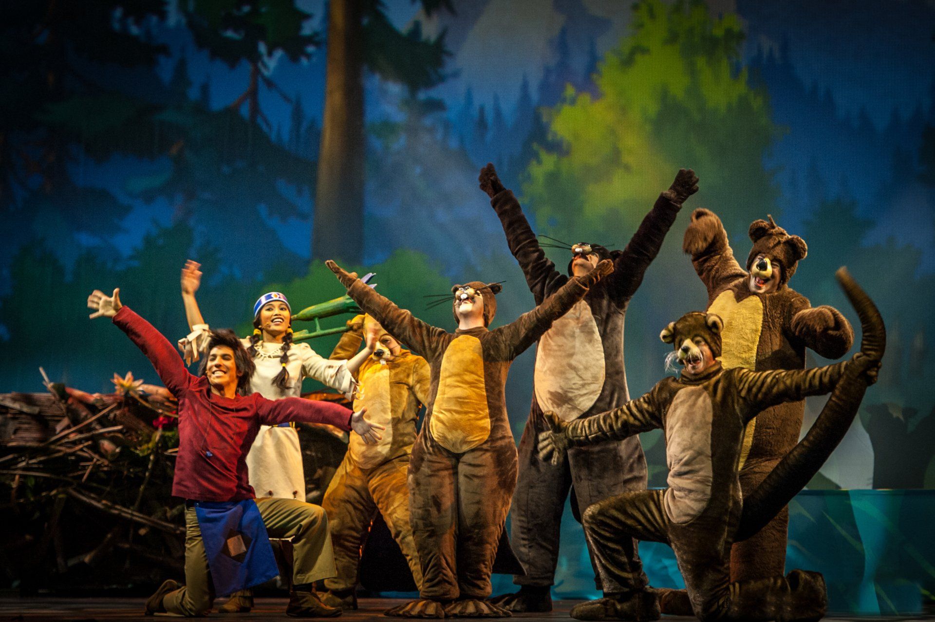 Yakari und seine Freunde posieren auf der Bühne