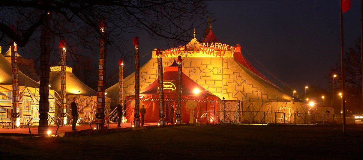 Das prächtig erleuchtete Afrika! Afrika! Zelt