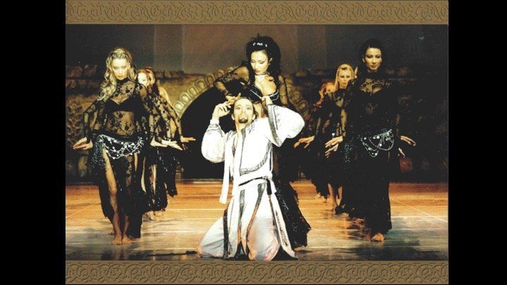 Tänzer aus Night of the Sultans in Formation auf der Bühne