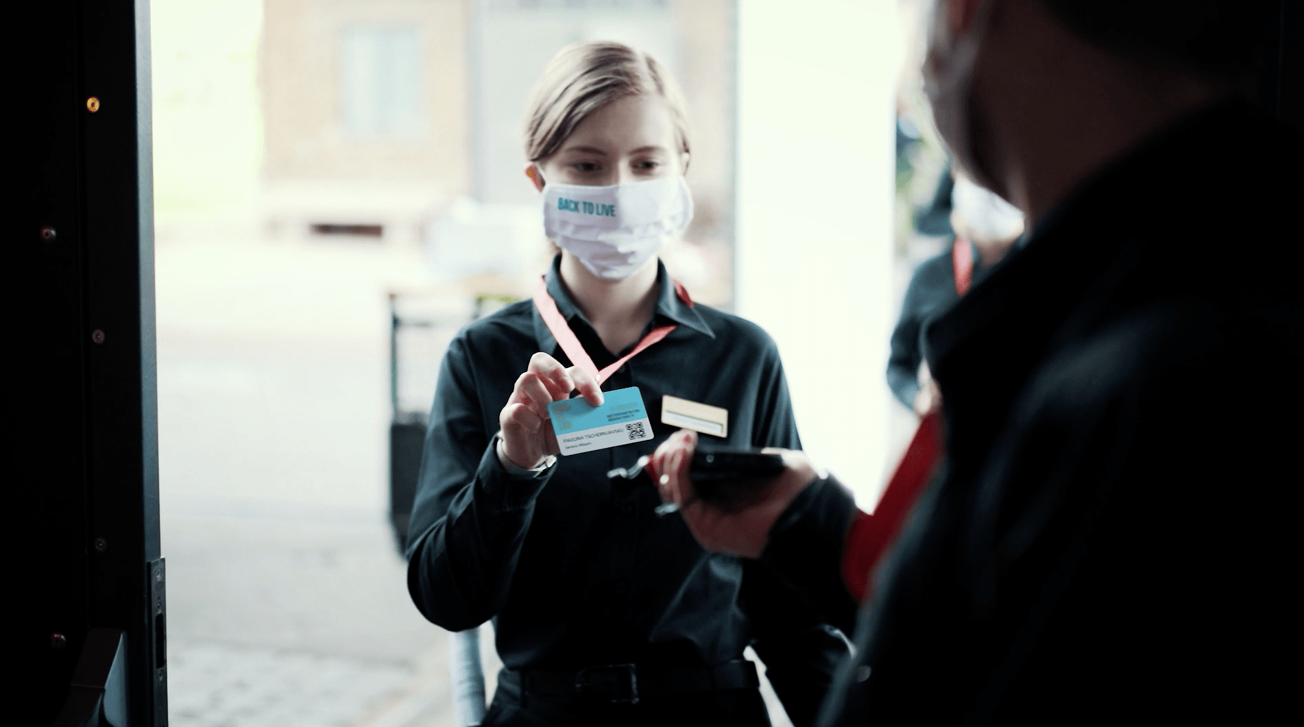Eine Frau mit Corona-Maske am Empfang