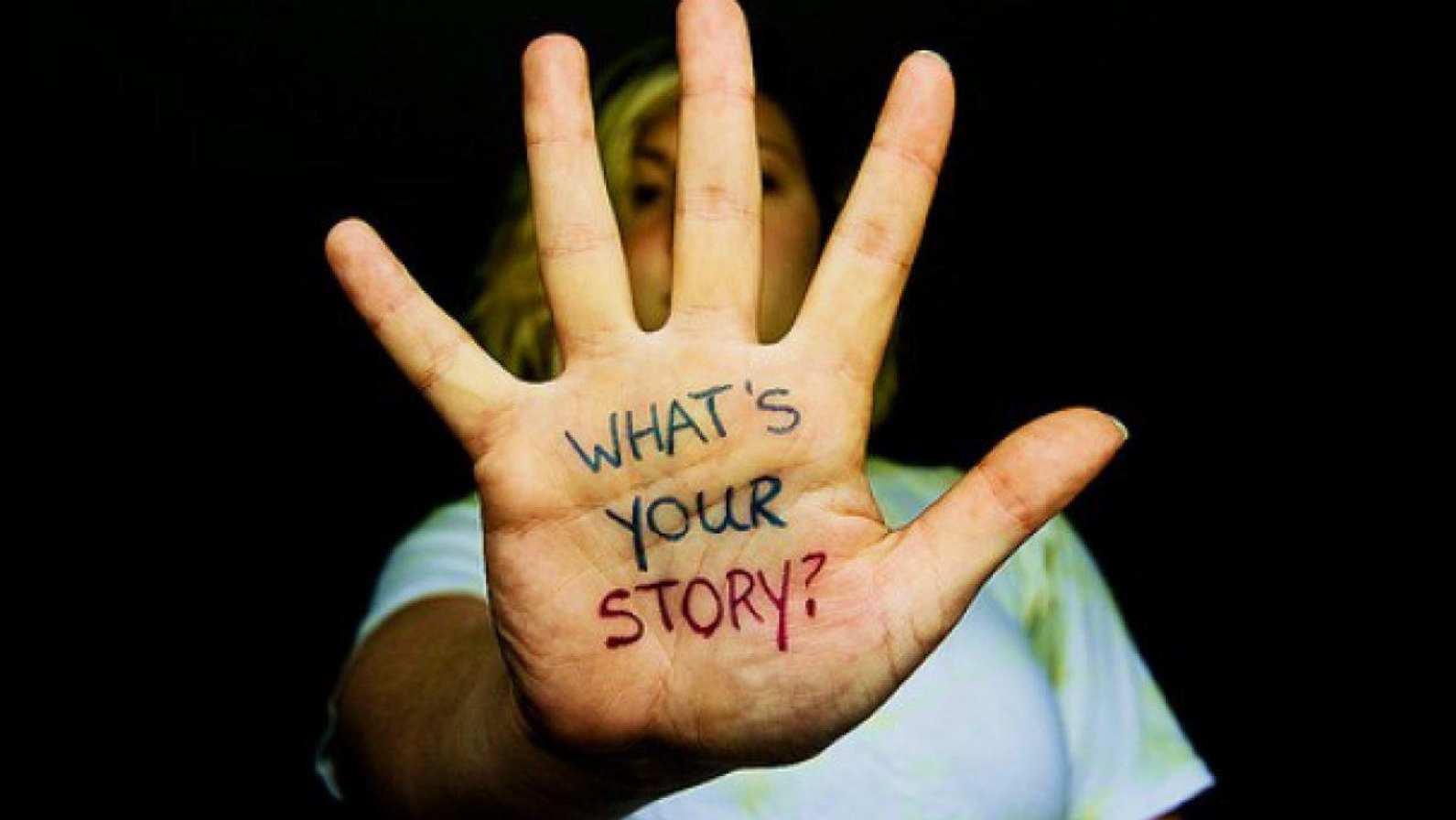 Frau zeigt Handinnenfläche, da steht: What's your story?
