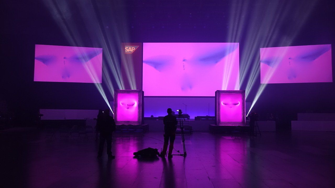 Probe zur SAP Abschlussfeier: Die leere Bühne mit leeren Screens