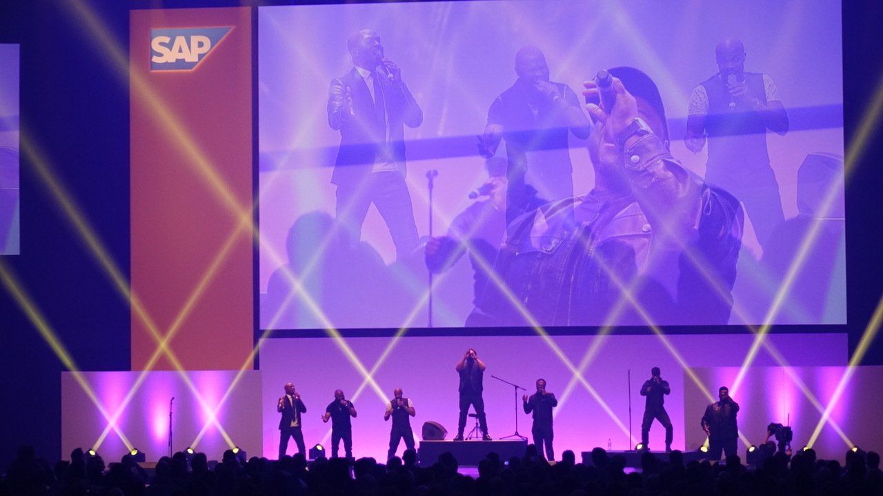 SAP Abschlussfeier: Noch eine Band performt auf der Bühne