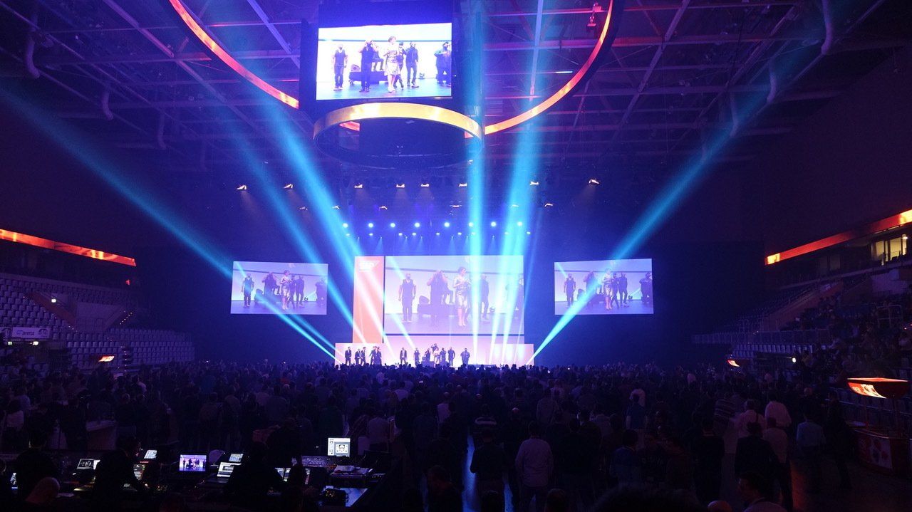 SAP Abschlussfeier: Bühne mit sehr großen Screens