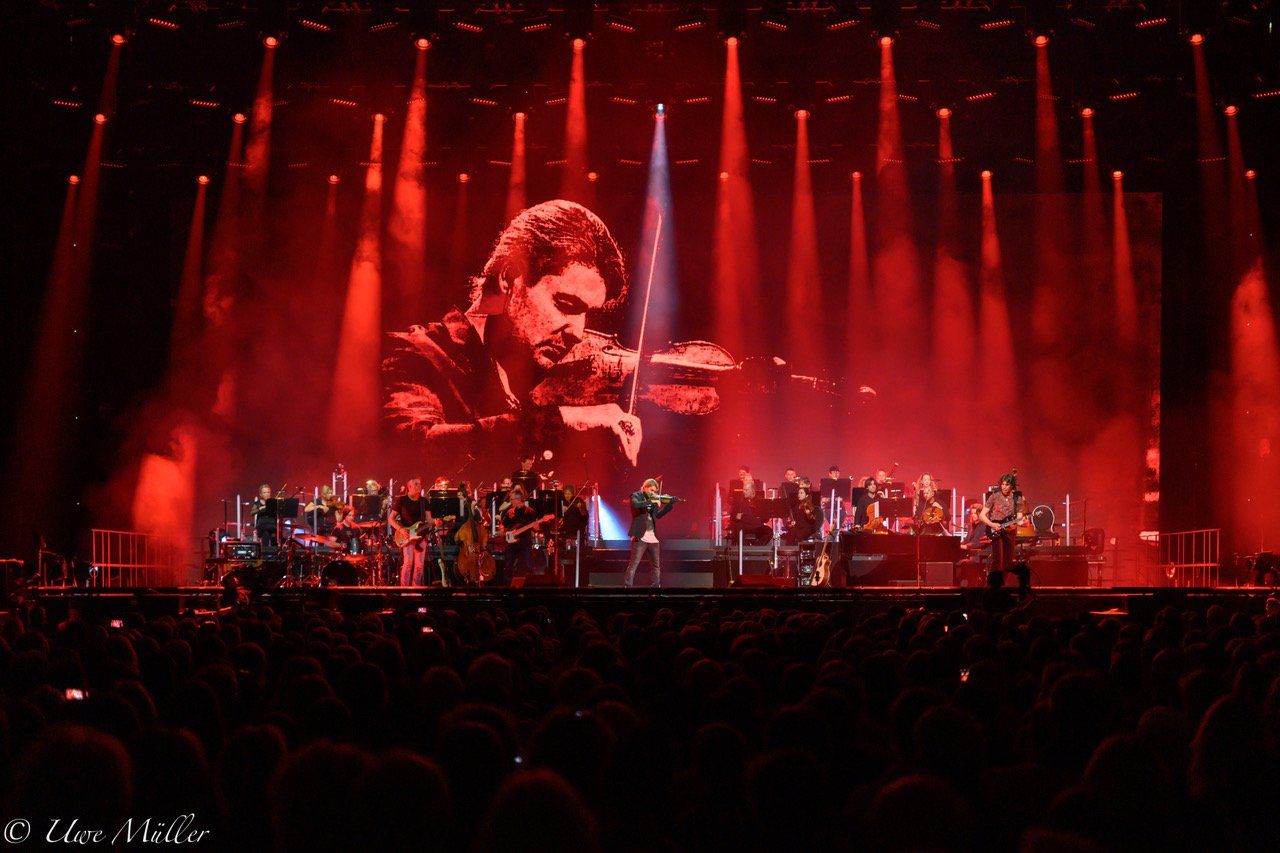 David Garrett live und virtuell auf einer roten Bühne