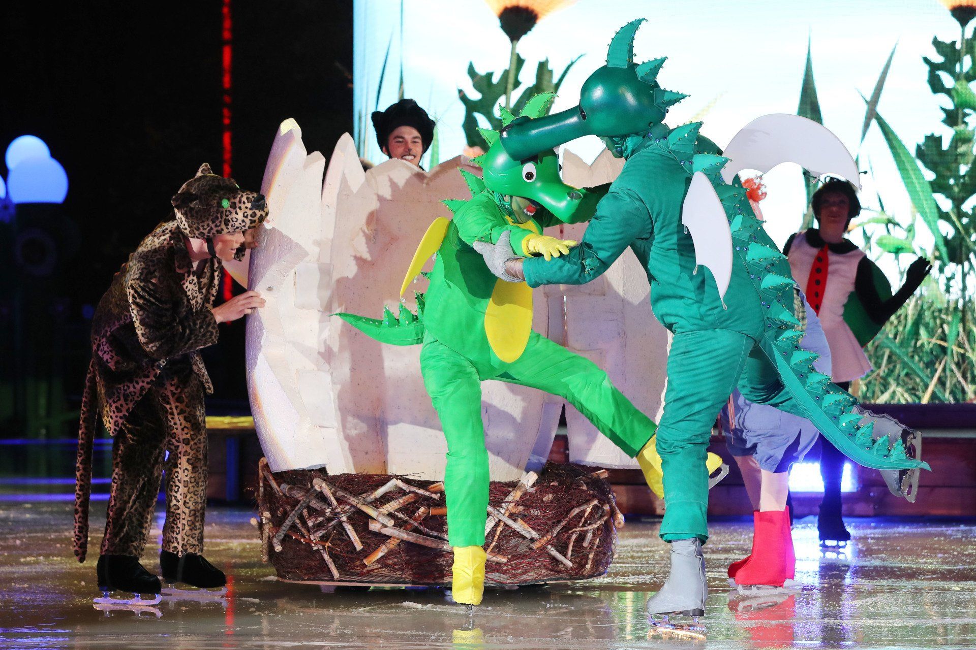 Szene aus Tabaluga on Ice: Zwei Drachen tanzen