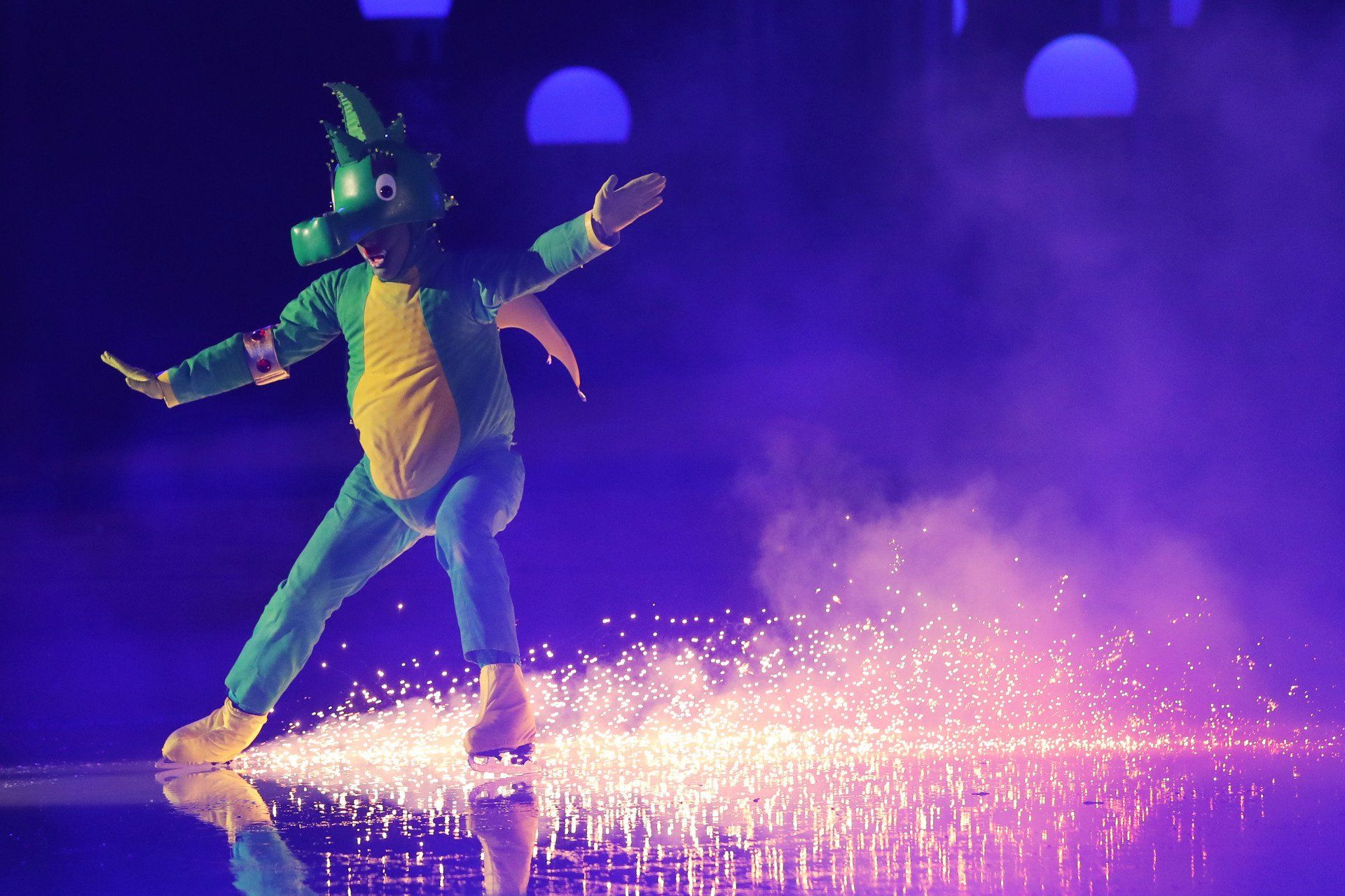 Der Drache Tabaluga fährt Schlittschuh und sprüht dabei Funken!