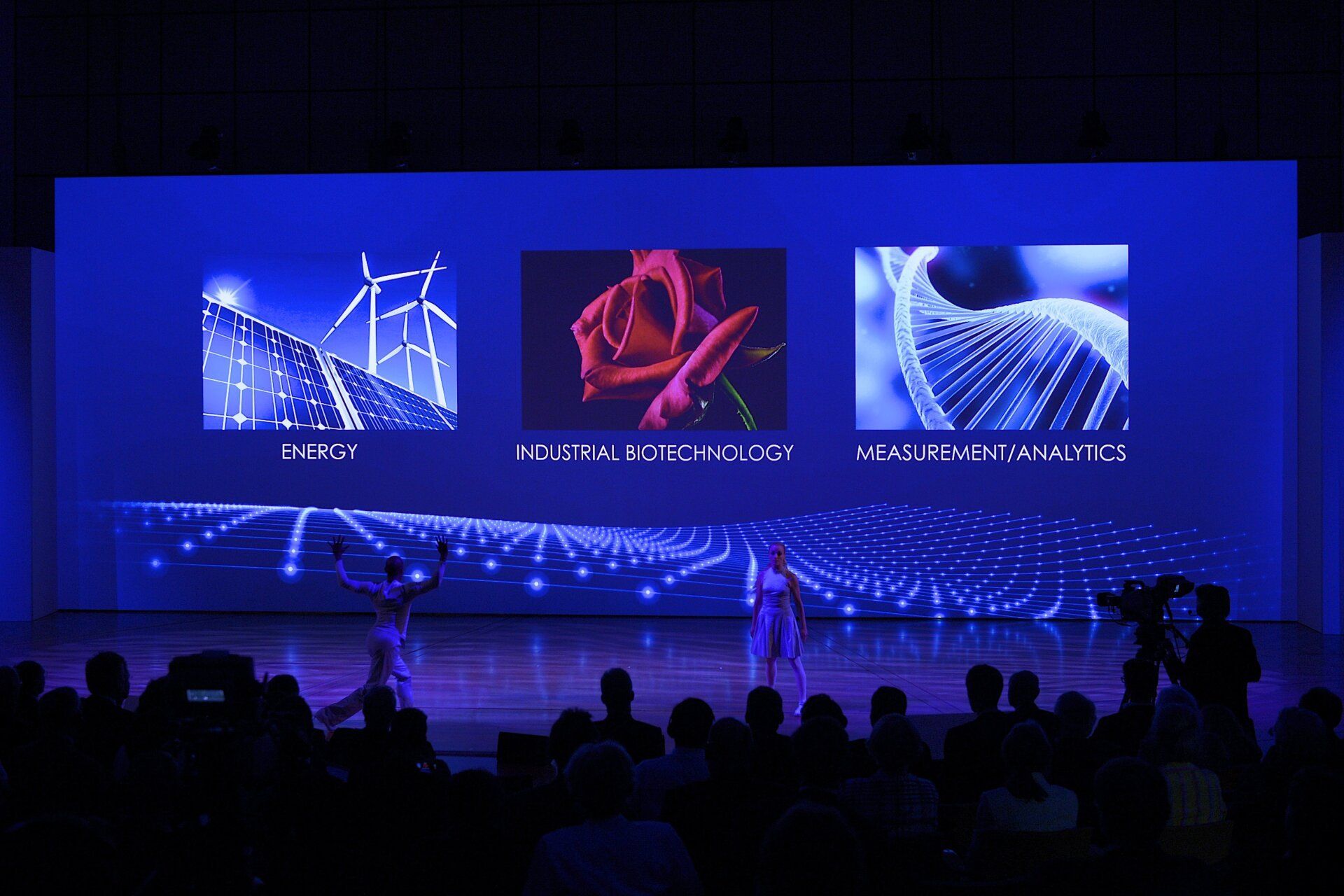 Blaue Bühne mit Industrie-Botschaften