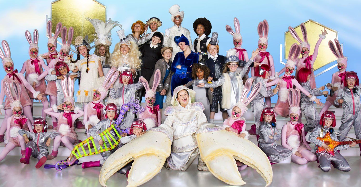 Alle Darsteller des Jungen Ensembles auf der Bühne