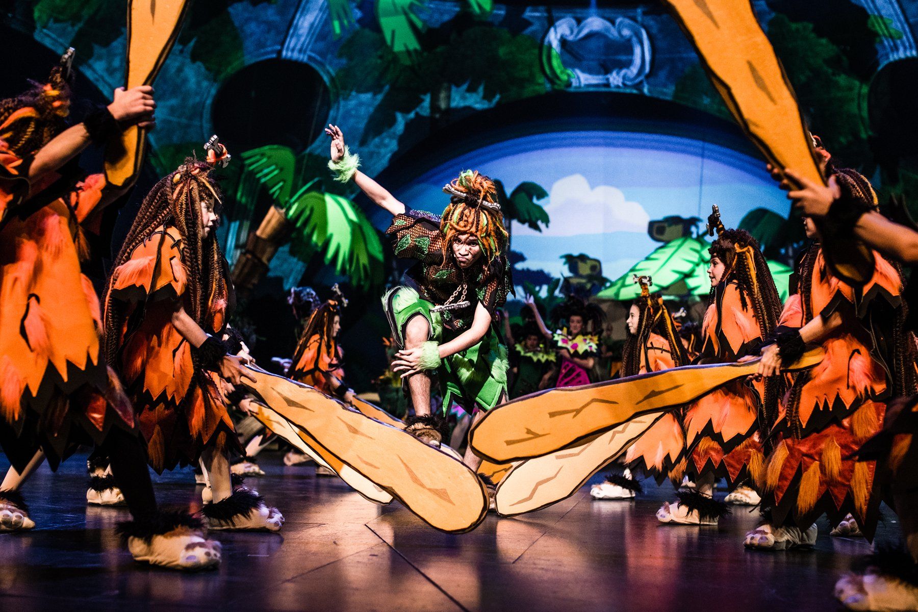 Szene aus Spiel mit der Zeit: Ein junger Darsteller springt über Keulen