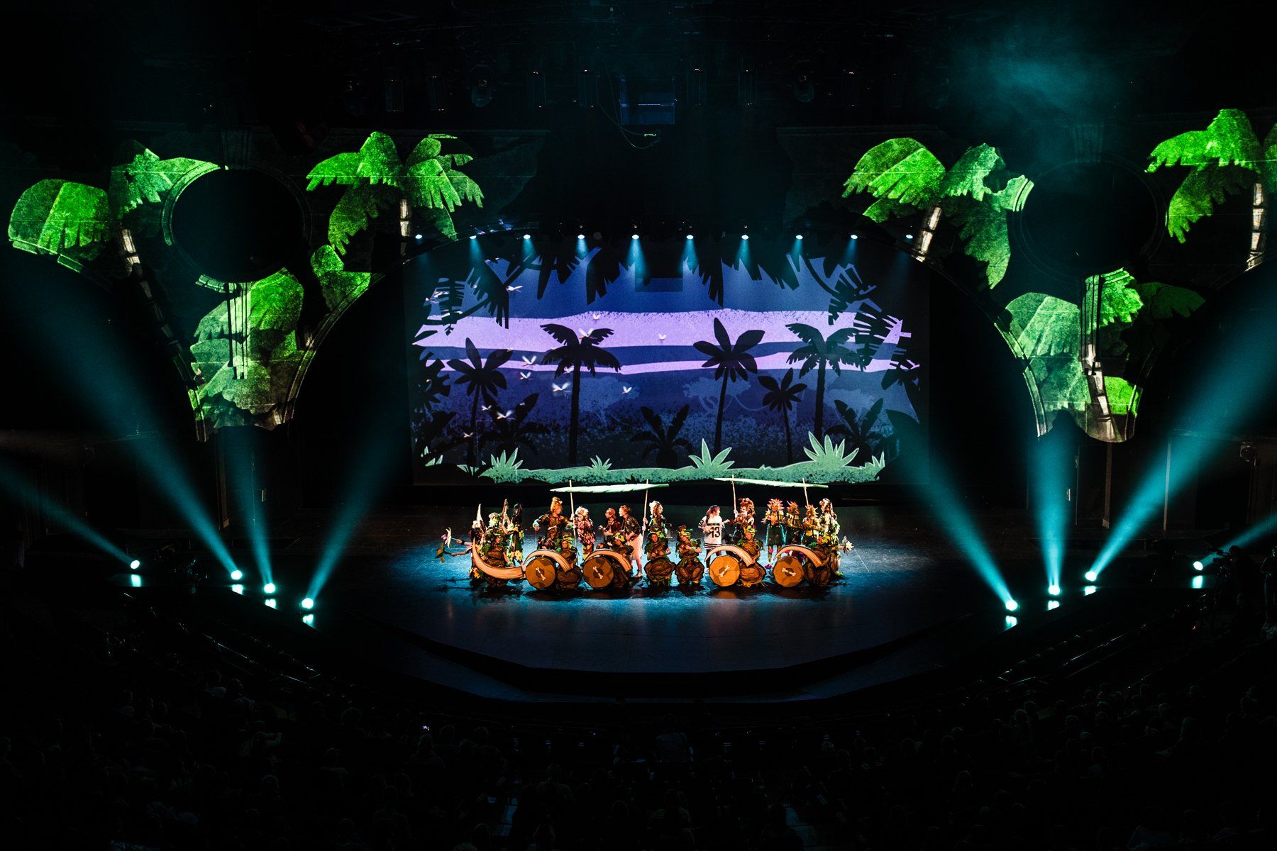 Ein fantastisches Bühnenbild: Eine Dschungelszene mit jungen Darstellern