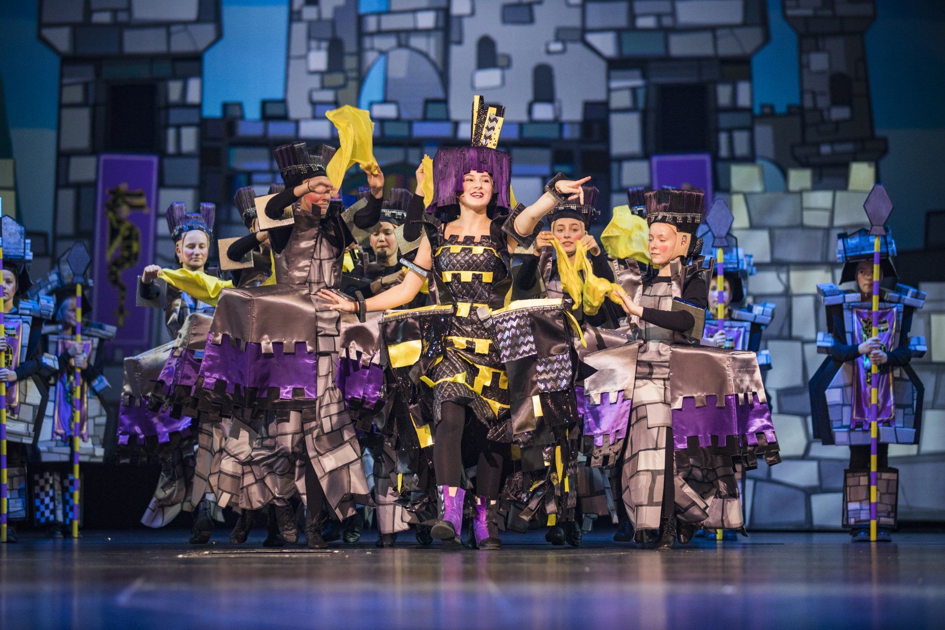 Eine Szene aus Spiel mit der Zeit: Junge Darsteller als Burgen verkleidet