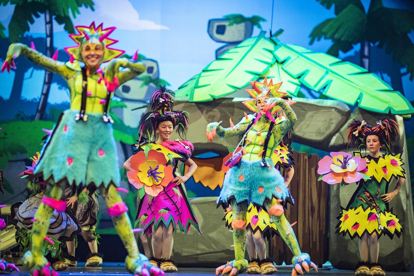 Szene aus Spiel mit der Zeit: Junge Darsteller der Steinzeit