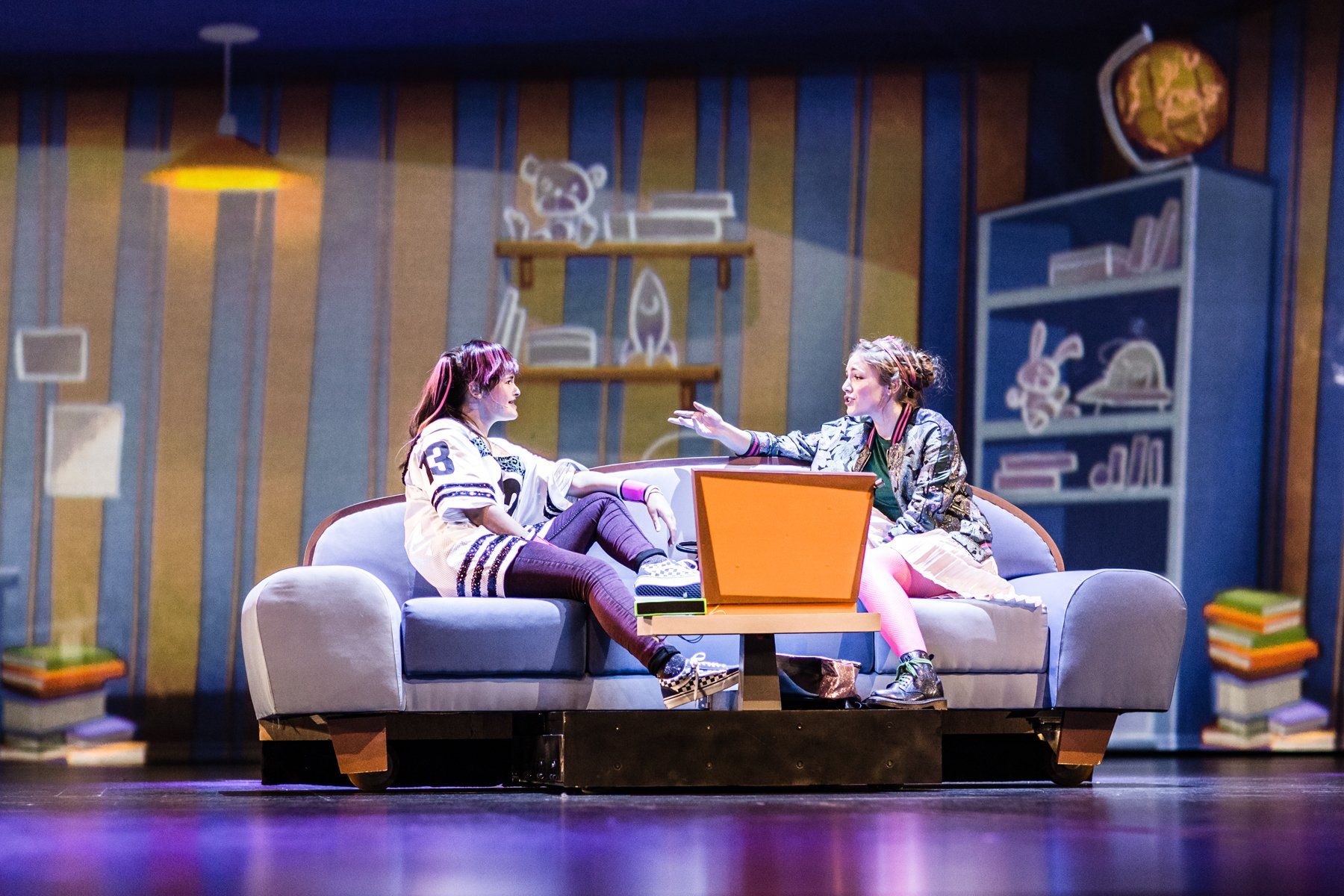 Szene aus Spiel mit der Zeit: Zwei junge Darstellerinnen diskutieren