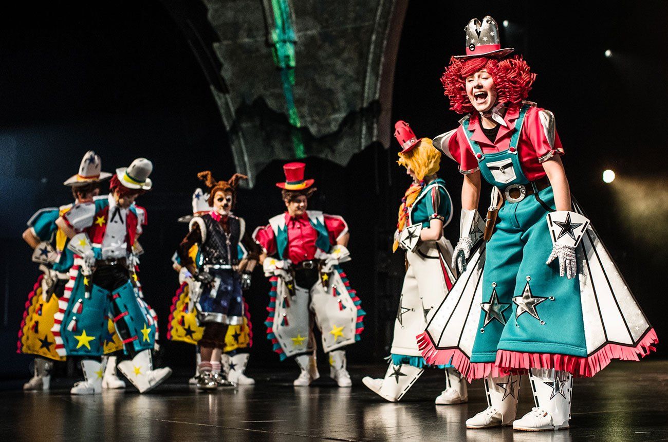 Junge Darsteller in großartigen Kostümen auf der Bühne