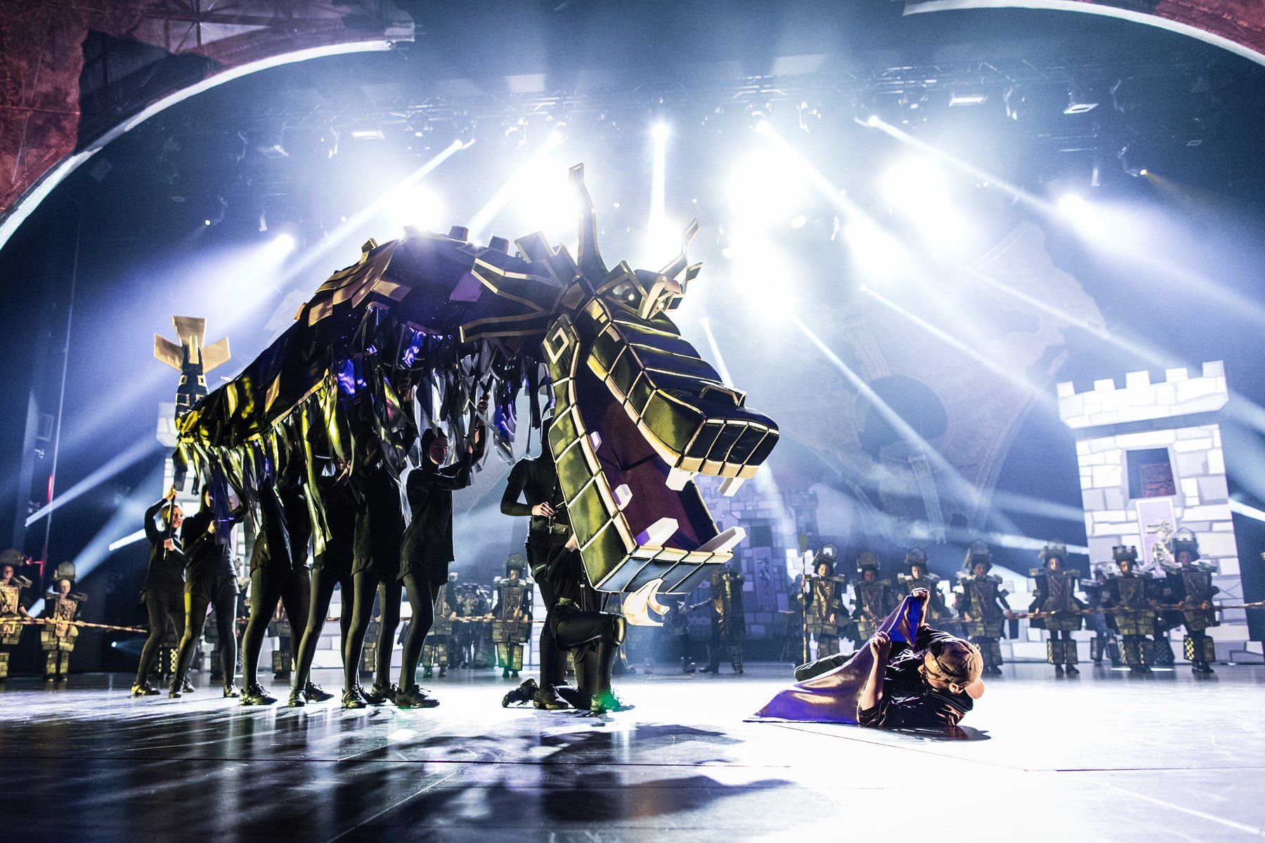Ein gigantischer Drache getragen von jungen Darstellern