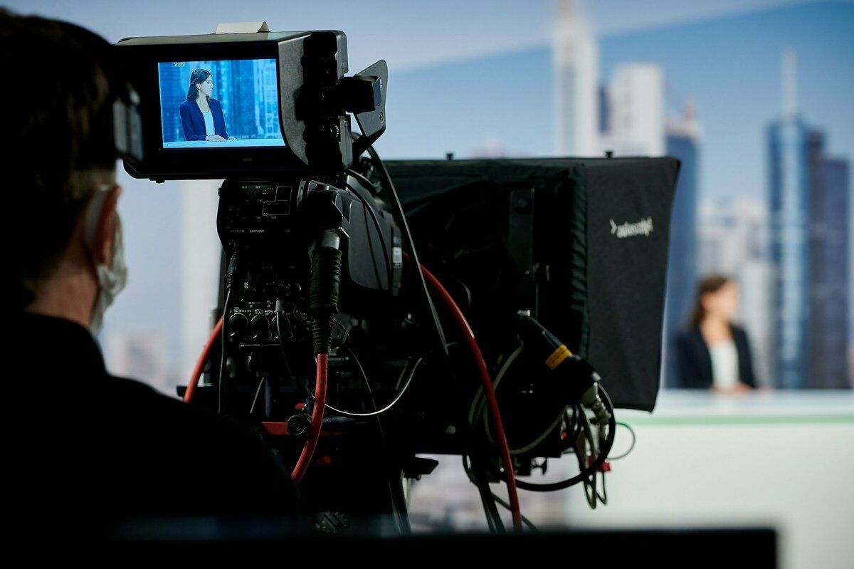 Eine Profi-Kamera am Set von Andreana Clemenz