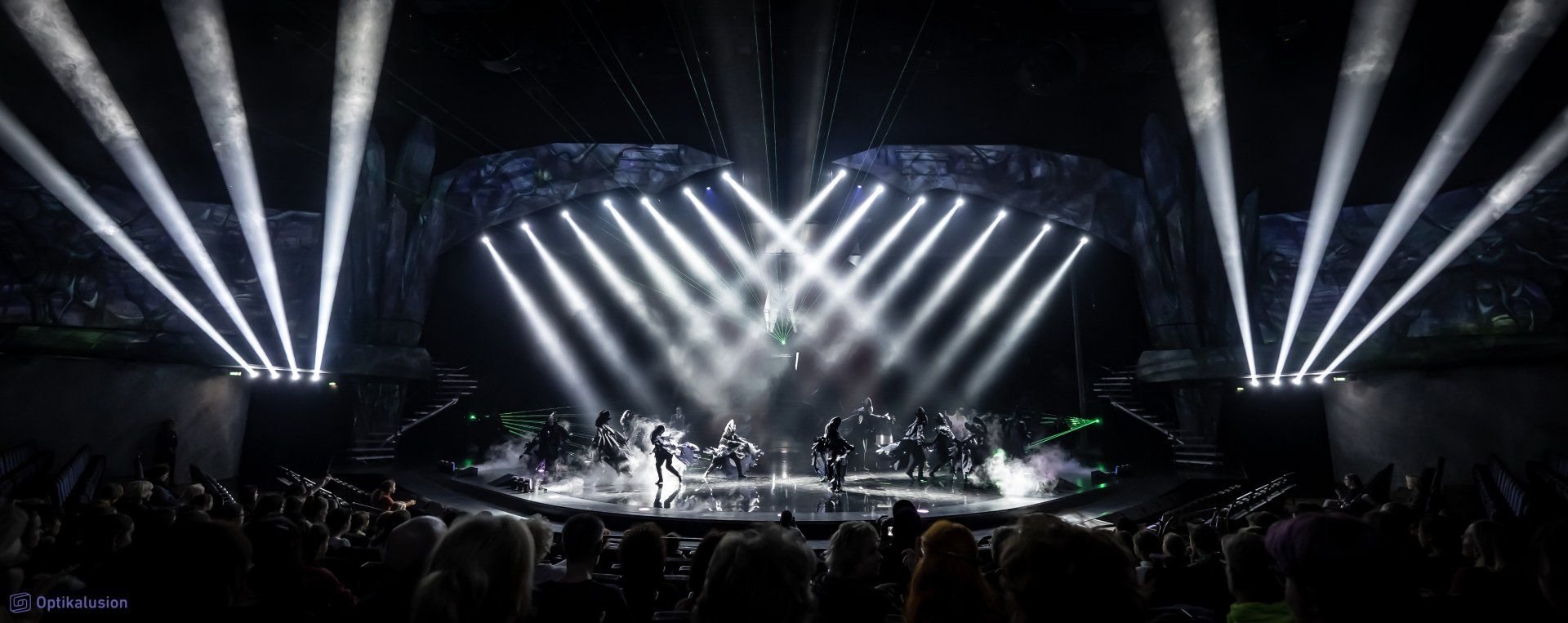 Viele Scheinwerfer beleuchten eine Bühne