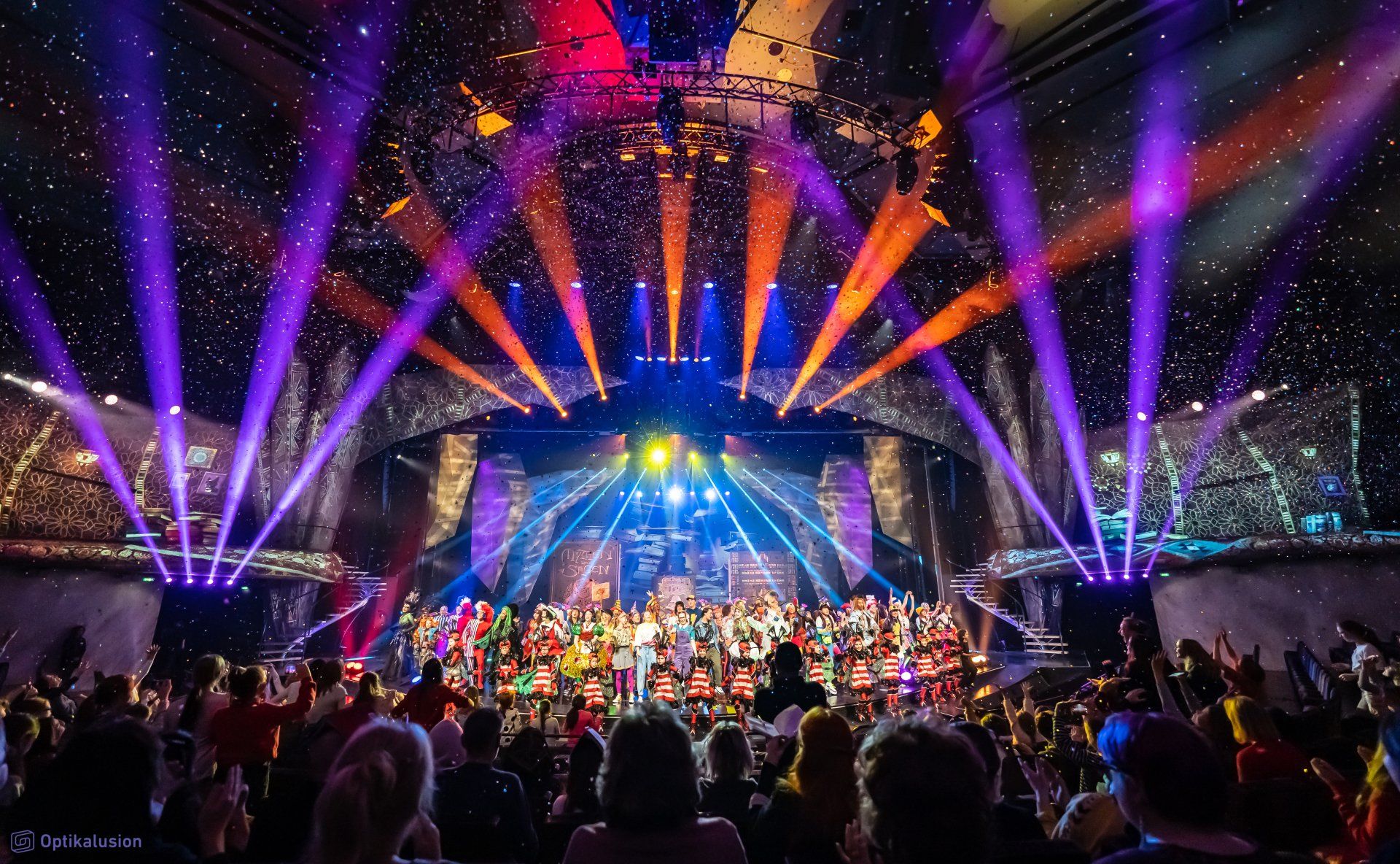 Die märchenhaft ausgeleuchtete Bühne mit Darstellern und Publikum