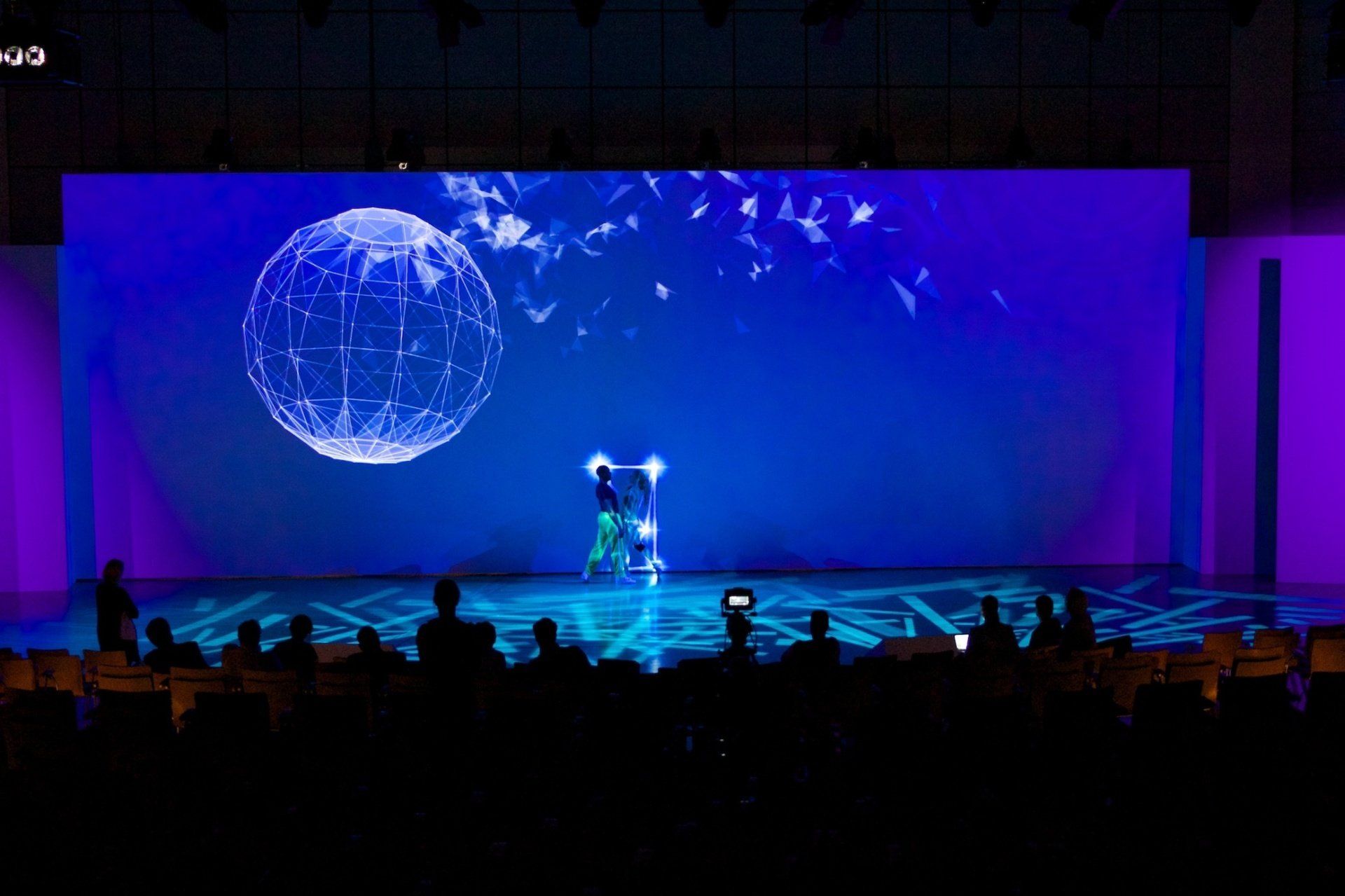 Tänzer auf einer blauen Bühne