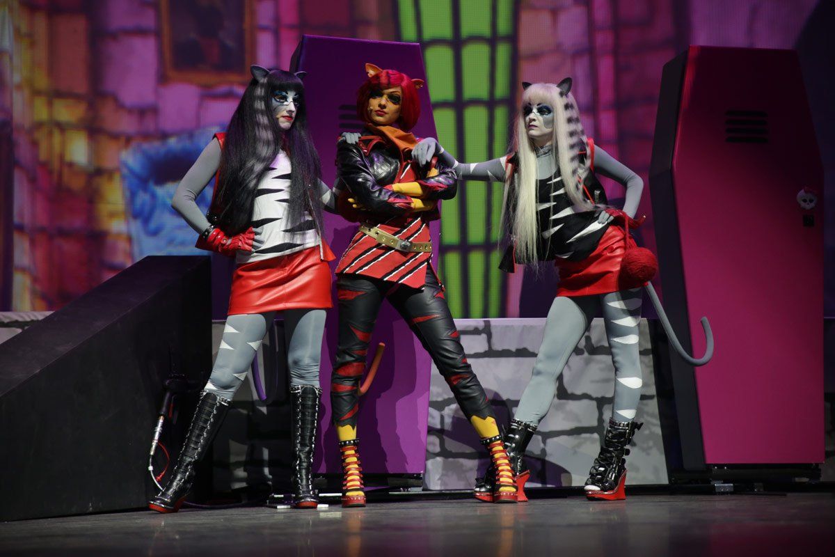 Szene aus Monster High: Drei menschliche Katzen posieren