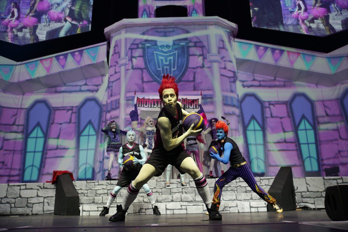 Szene aus Monster High: Schauspieler mit roten Haaren spielen Ball
