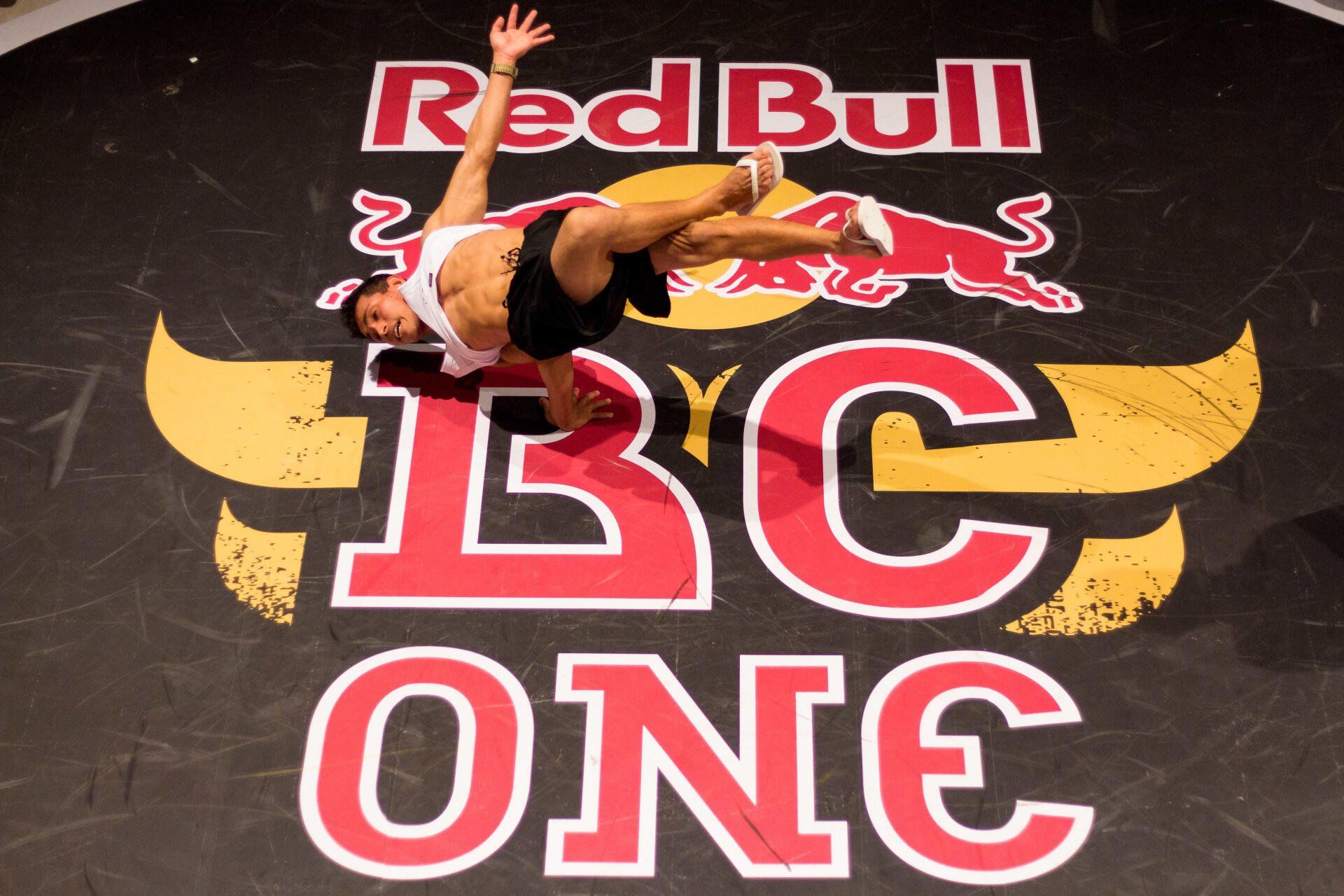 Ein Breakdancer dreht sich auf dem Red Bull Logo