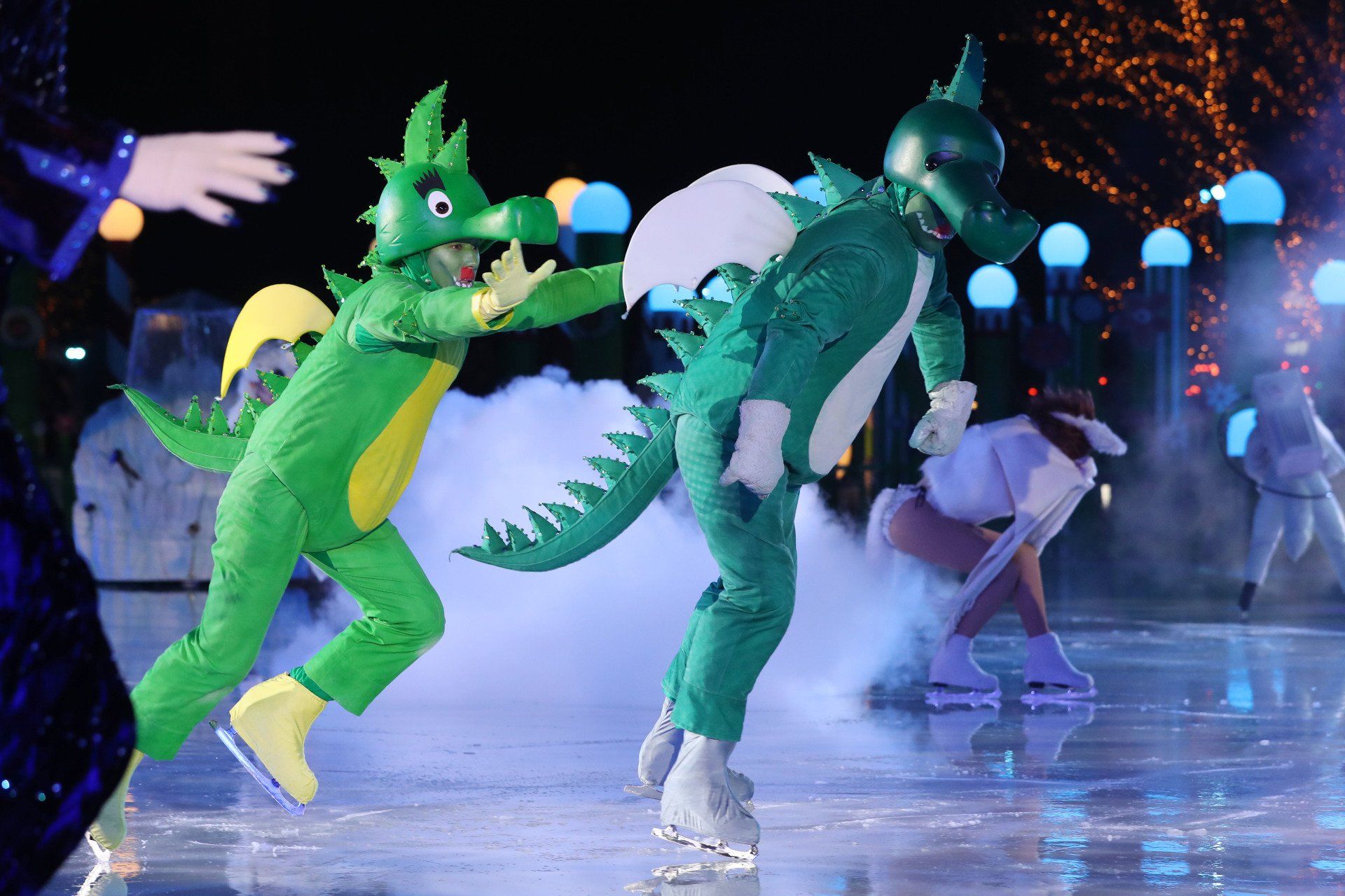 Szene aus Tabaluga on Ice: Zwei Drachen jagen sich