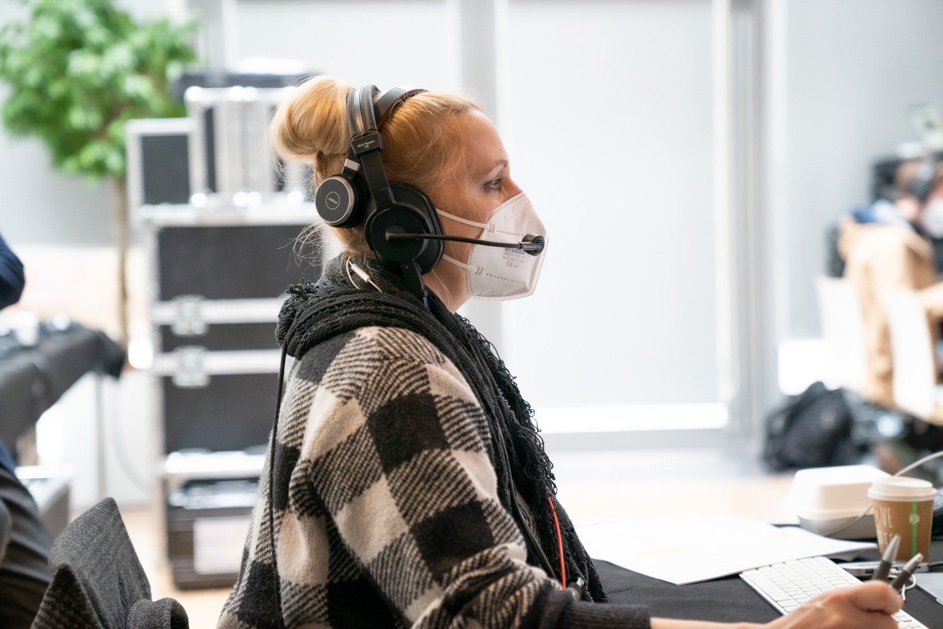 Regisseurin Andreana Clemenz konzentriert bei der Arbeit