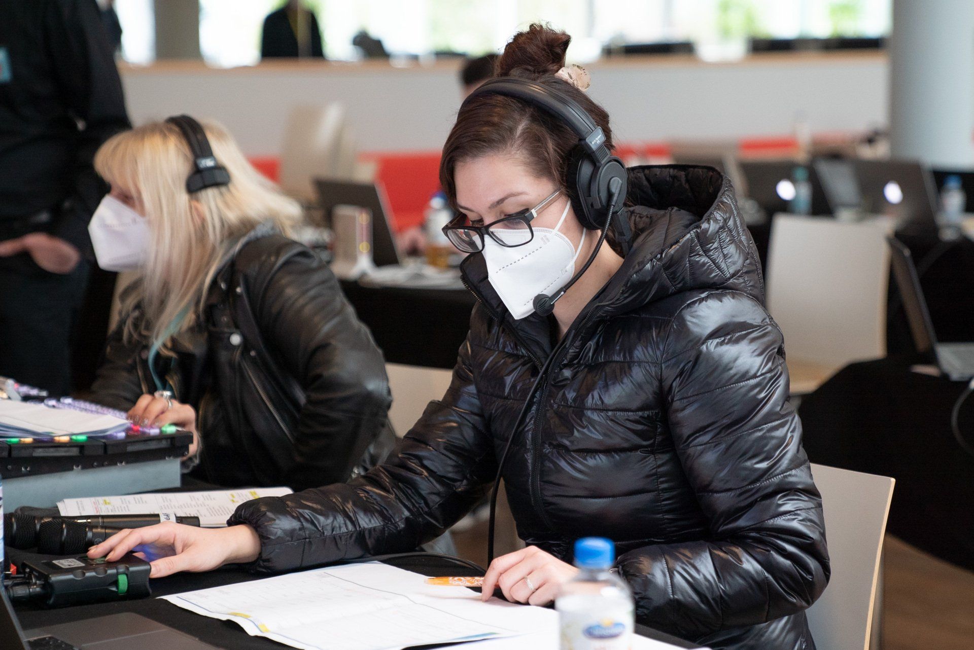 Eine Frau am Set von Andreana Clemenz