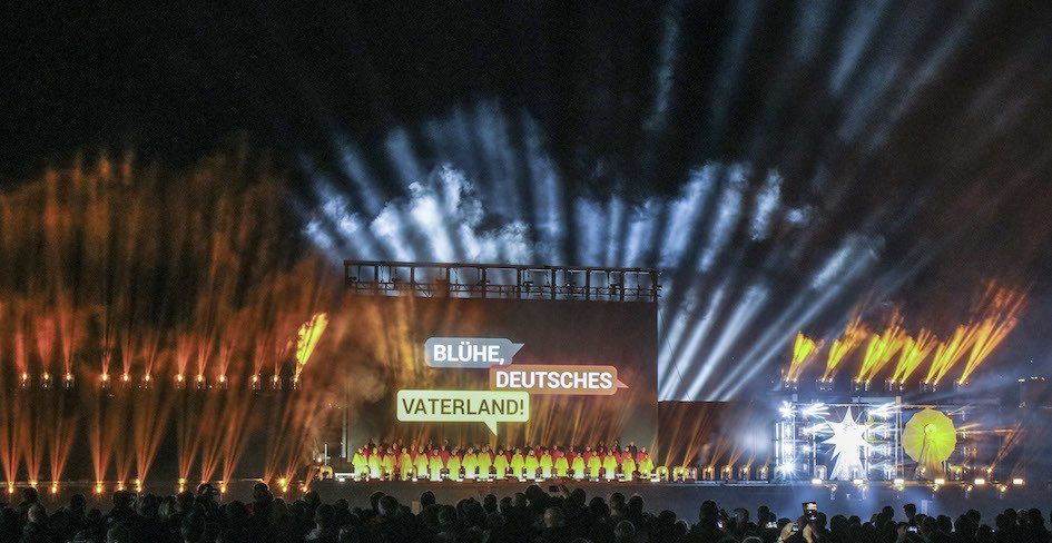 Erleuchtete Bühne mit Text  'Blühe' zum Tag der deutschen Einheit in Mainz