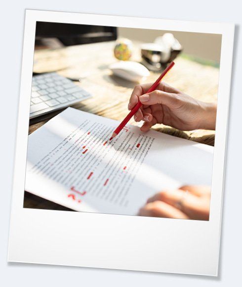 Foto von einem Text mit Korrekturen und einem Rotstift