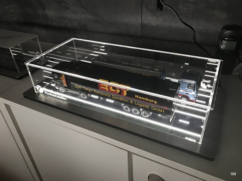 Model LKW Vitrine mit LED Beleuchtung