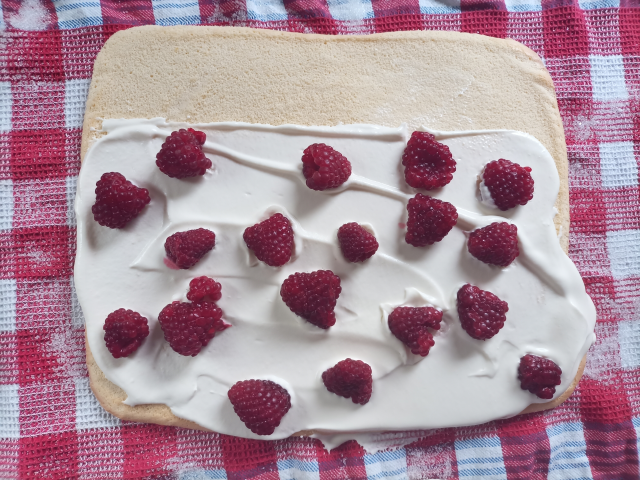 Himbeeren auf einem Kuchenteig