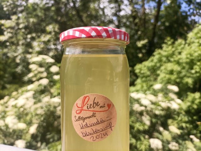 Holundersirup in Flasche