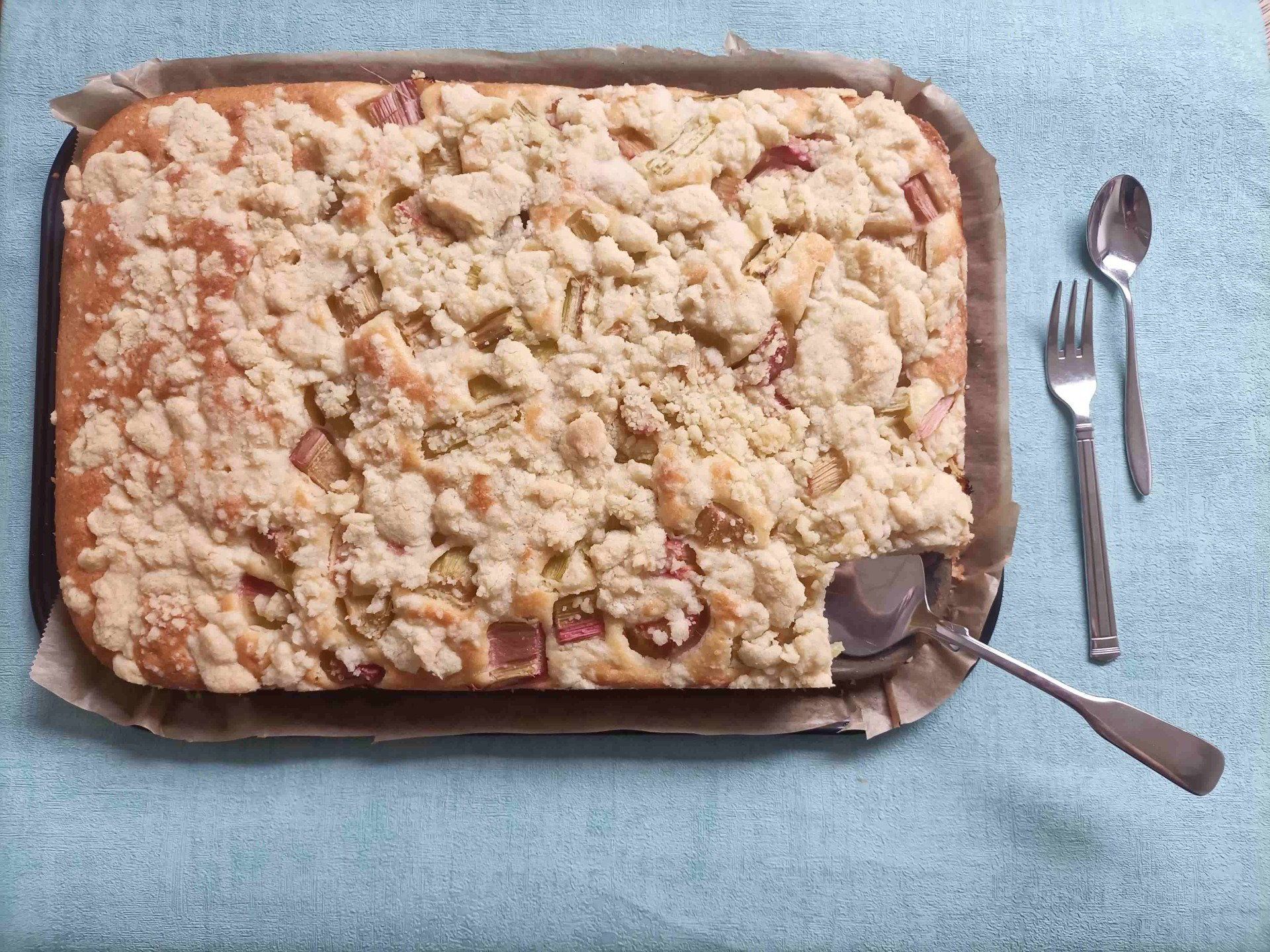 Rhabarberkuchen Blechkuchen mit Rhabarber und Streusel