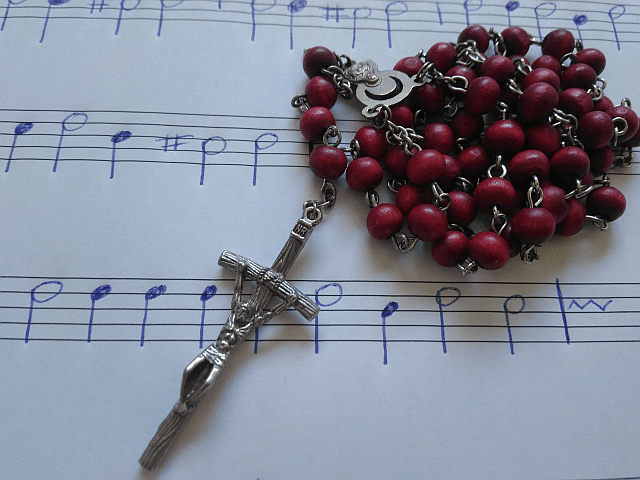 Rosenkranz auf einem handnotierten Musiknotenblatt