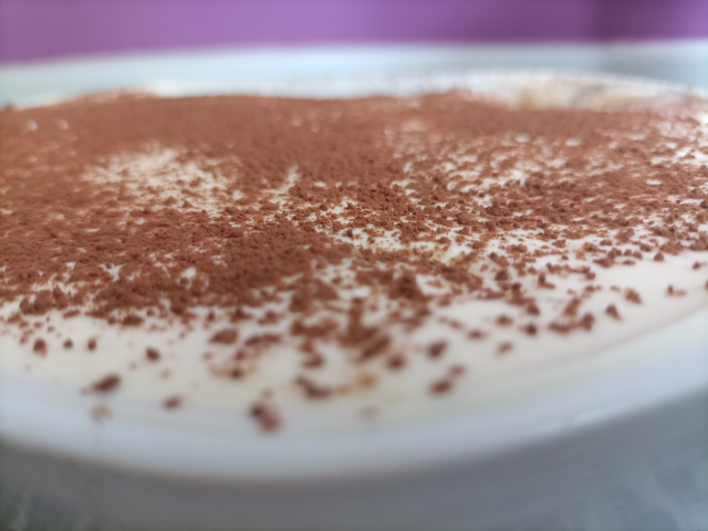 Schale mit Creme und Kakao Wie man Tiramisu zuereitet