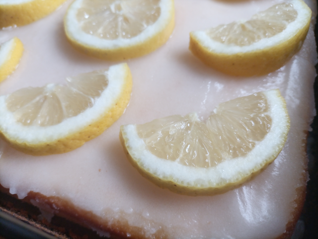 Kuchen belegt mit Zitronenscheiben