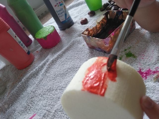 Basteln mit Kindern Styroporkugel wird mit Pinsel bemalt