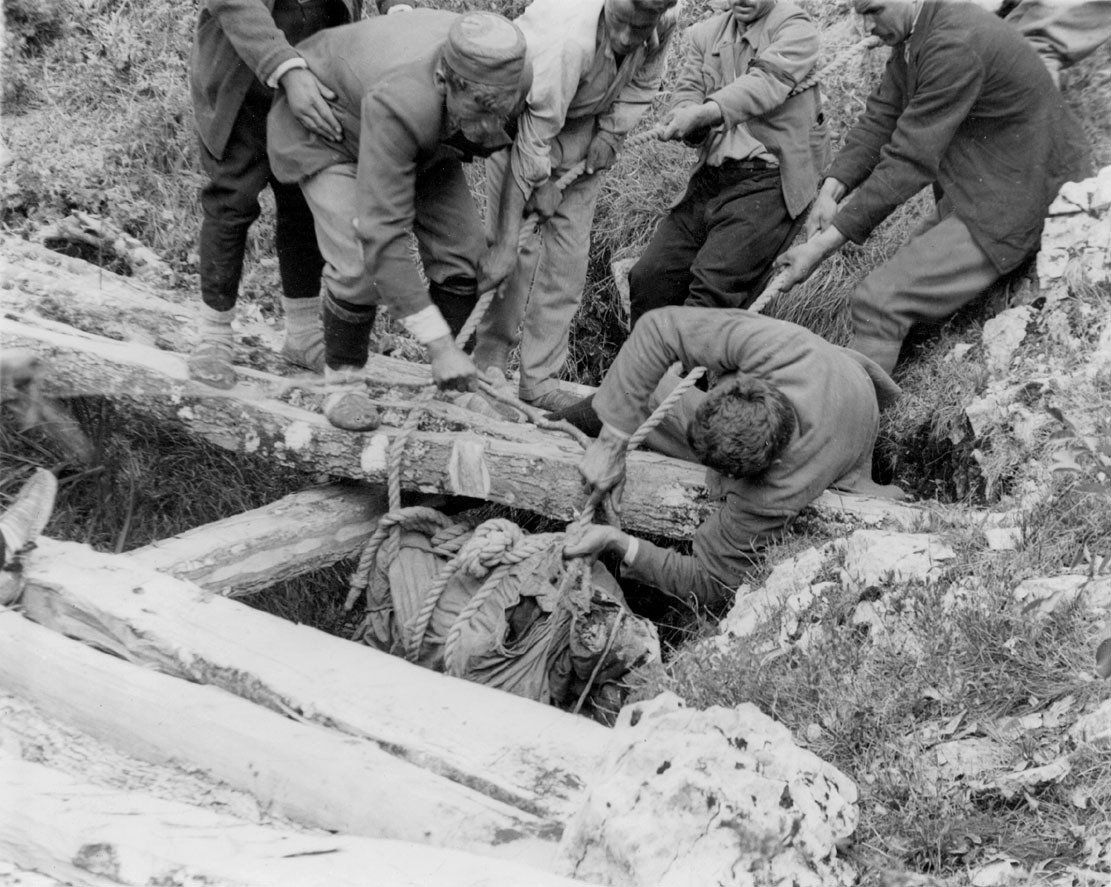 Monténégro au printemps 1942, des civils serbes exhument les charniers dans lequels leurs proches avaient été jetés par les Partisans communistes