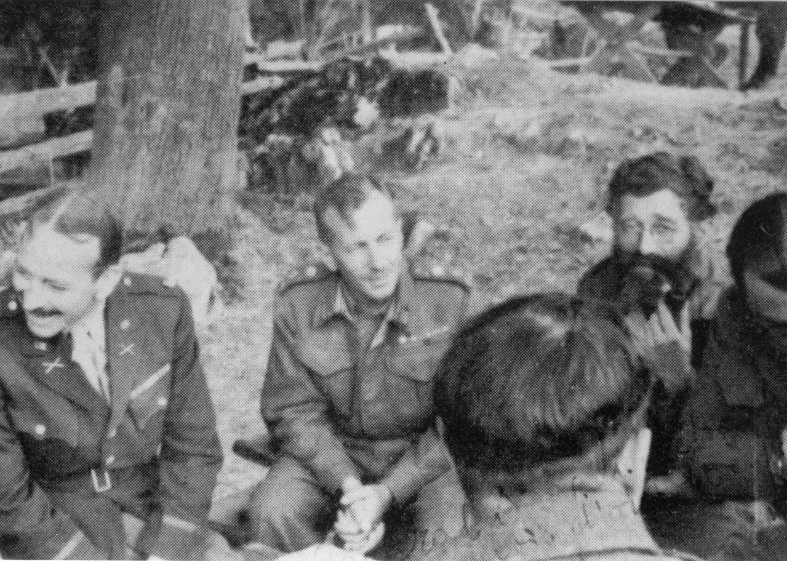 Région de Vichégrade, octobre 1943, peu avant l’offensive pour la libération de Sarajevo, de gauche à droit: le colonel américain Albert Seitz, le général britannique Charles Armstrong et le général Draja Mihaïlovic et le colonel britannique William Bailey que l’on voit à moitié.